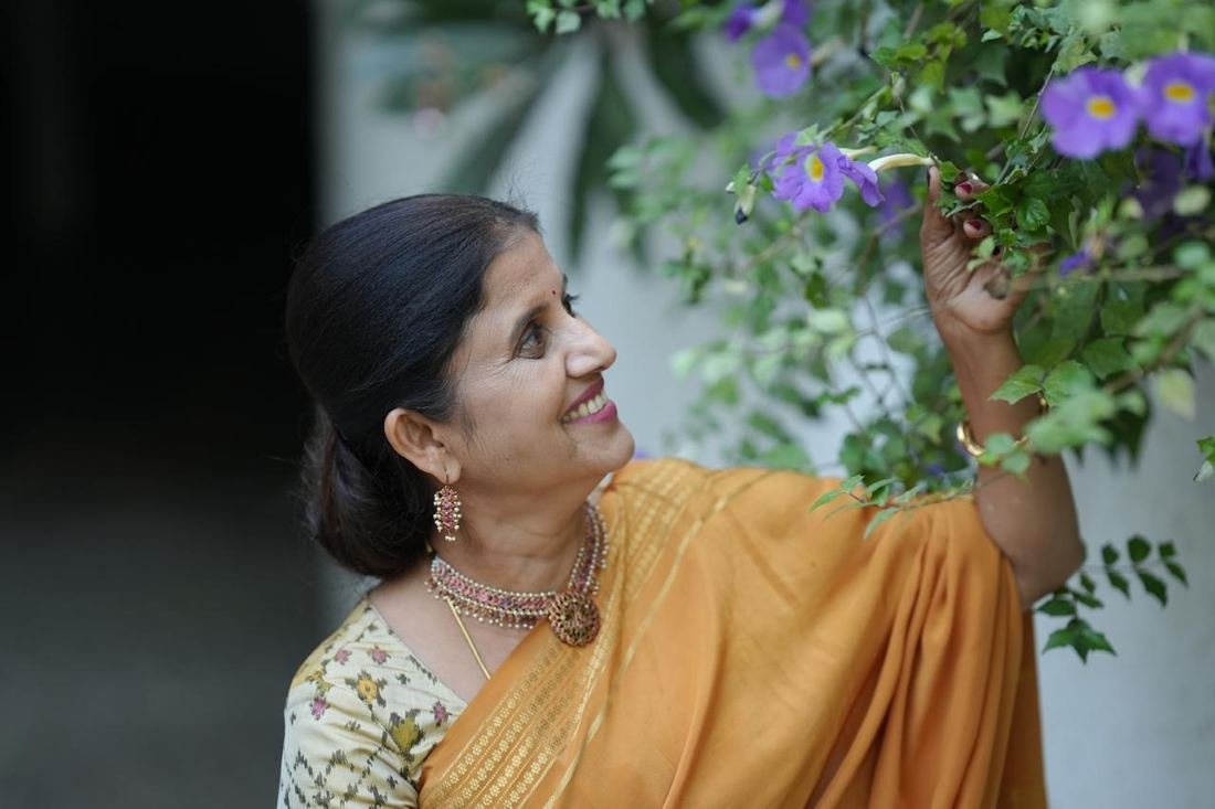 Woman wearing an antique gold necklace